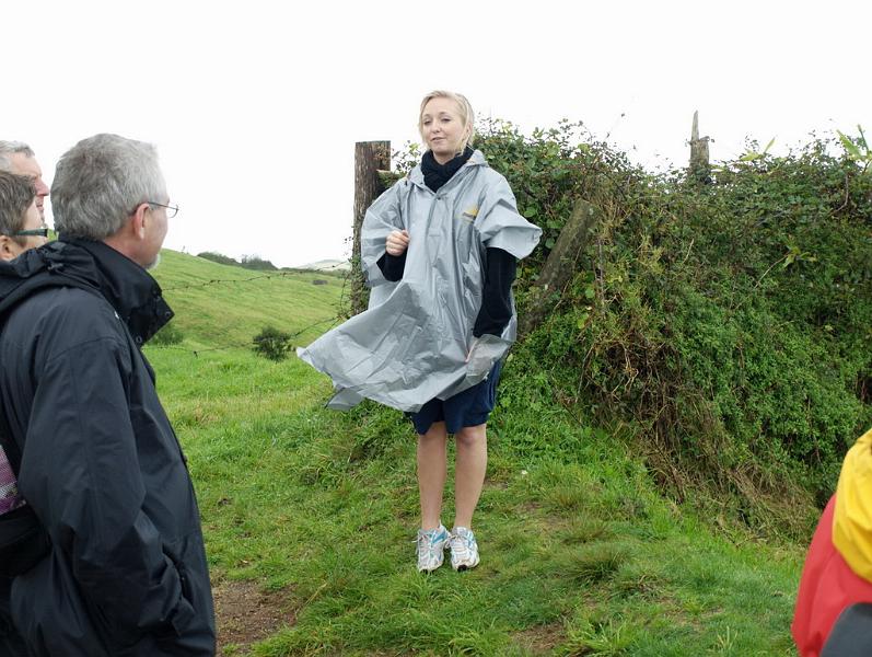 Azorerne 2007 165.jpg - Fortællende guide i regnvejr